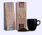 Image de deux paquets de café avec une tasse