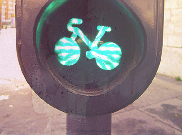 image d'un feu tricolor vert avec un velo